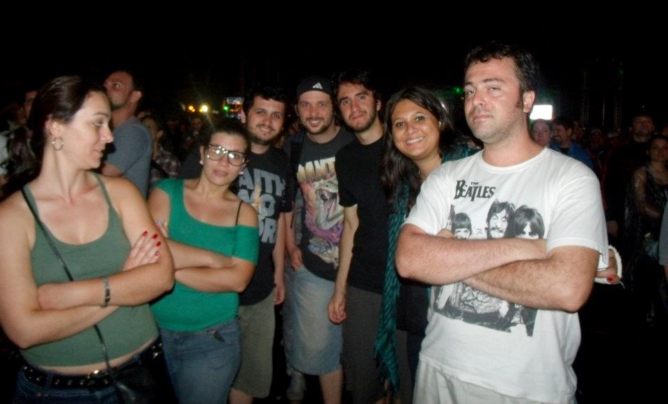 A Tati, segunda da esquerda pra direita, no SWU e claramente imitando o Vanzo.